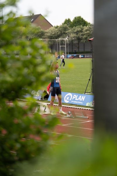 Nico Beckers (LAV Bayer Uerdingen/Dormagen) vor dem 400m Start am 07.05.2022 beim Stadtwerke Ratingen Mehrkampf-Meeting 2022 in Ratingen